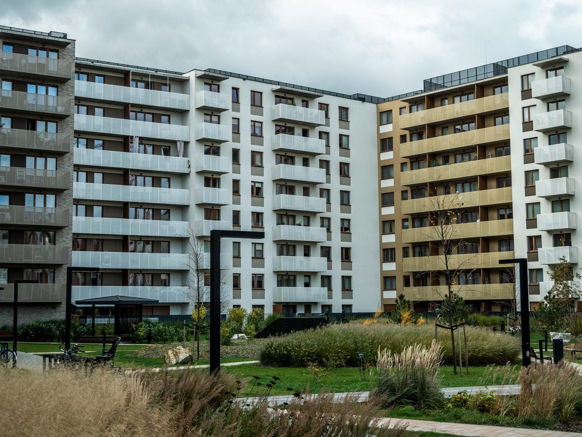 Façades brique avec balcons